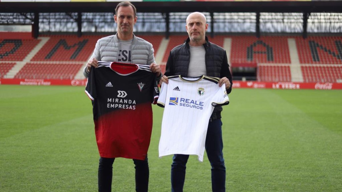 Los dos entrenadores posan con las camisetas en Anduva. BURGOS CF