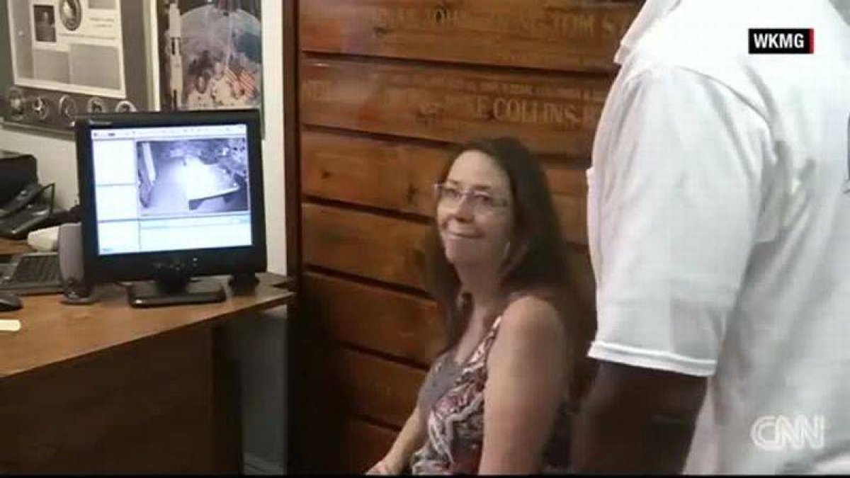 Momento que las cámaras de seguridad han captado un misterioso objeto no identificado.-
