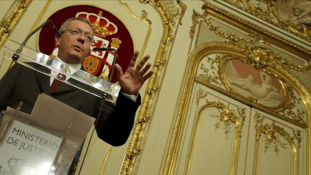Alberto Ruiz-Gallardón, cuando era ministro de Justicia, en una comparecencia ante los medios-EL PERIÓDICO