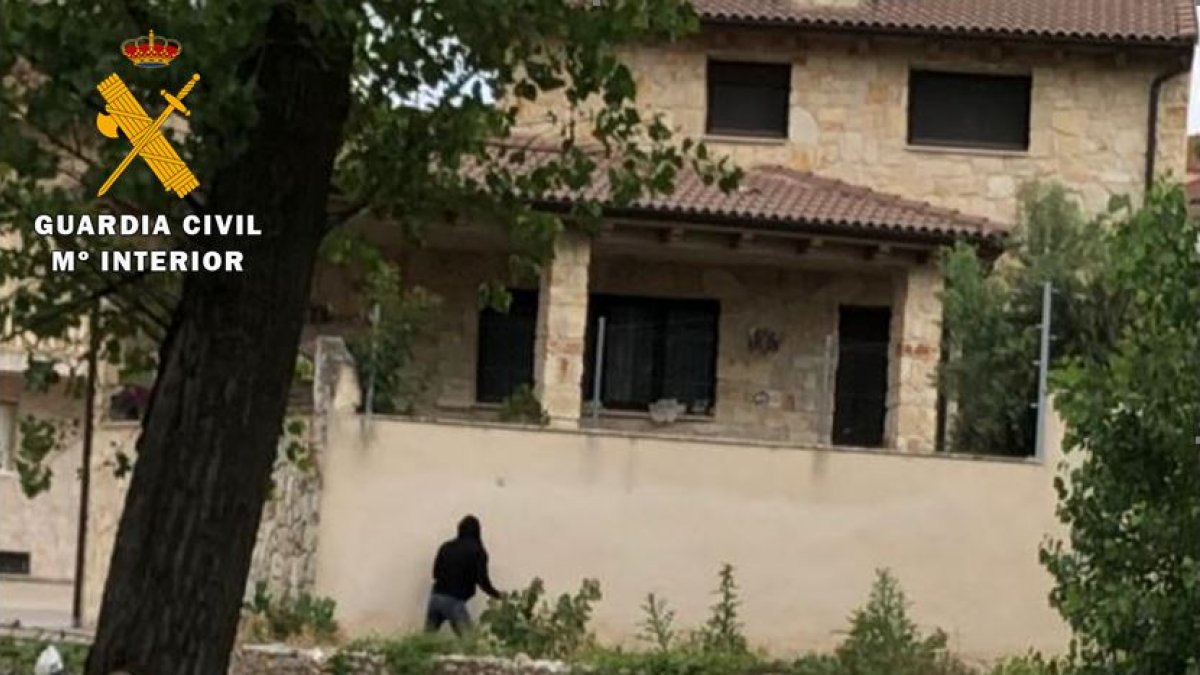 Imagen de uno de los detenidos durante un robo. GUARDIA CIVIL.