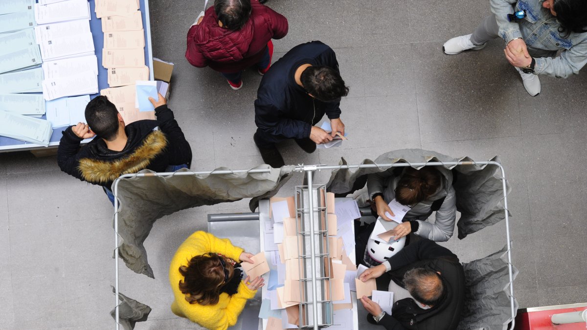 Condenados a seis meses de cárcel por falsificar firmas de apoyo a su candidatura en las elecciones generales de 2015. I. L. M.