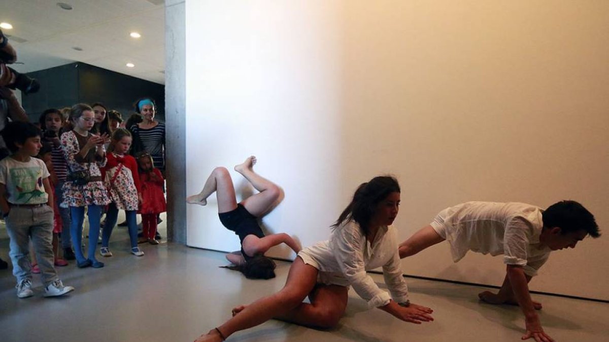 Los bailarines de la Escuela de Danza participaron ayer en la despedida de la temporada expositiva del CAB.-Raúl Ochoa