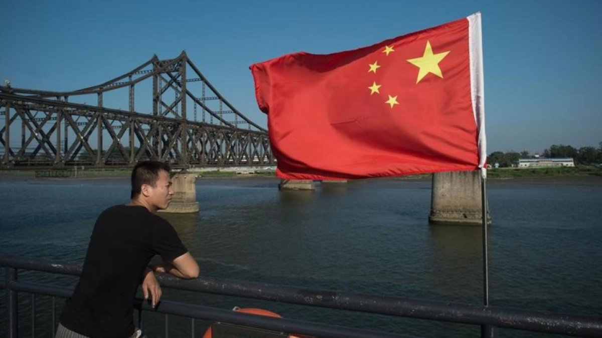 El Broken Bridge sobre el río Yalu une la ciudad norcoreana de Sinuiju con la china de Dangong-AFP / NICOLAS ASFOURI
