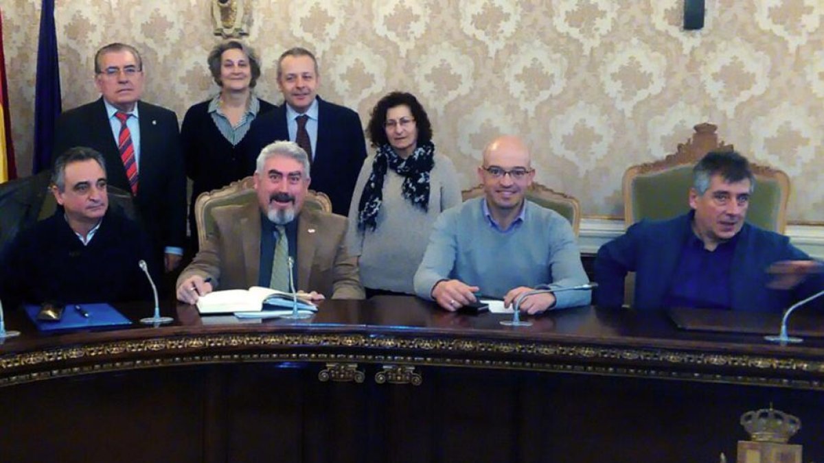 Imagen de la primera reunión del comité organizador de los actos conmemorativos.-ECB
