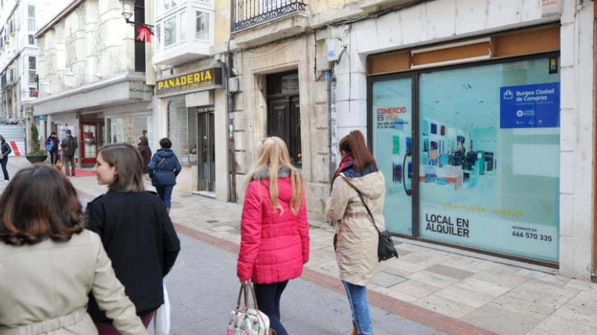 El aspecto del local cerrado y a la espera de nuevo inquilino mejora con esta solución como se ve en ese caso en un bajo de la calle Almirante Bonifaz.-ISRAEL L. MURILLO