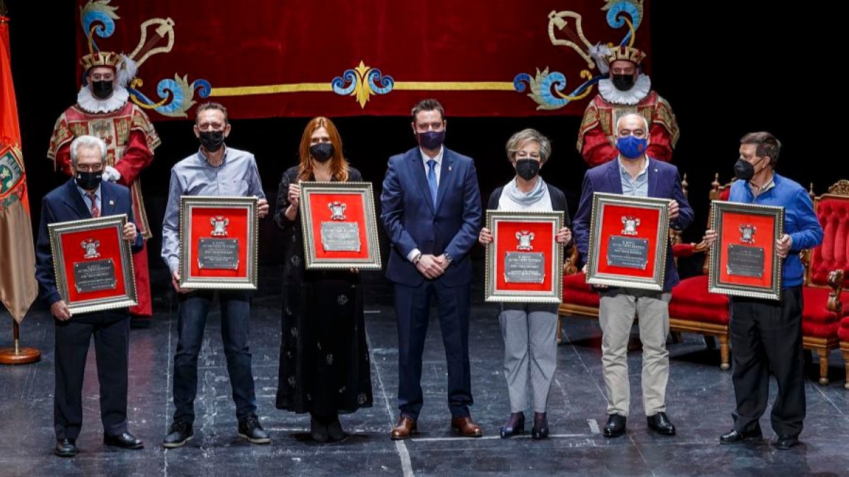Daniel de la Rosa, ha presidido la entrega de títulos de Buen Vecino de Burgos. SANTI OTERO