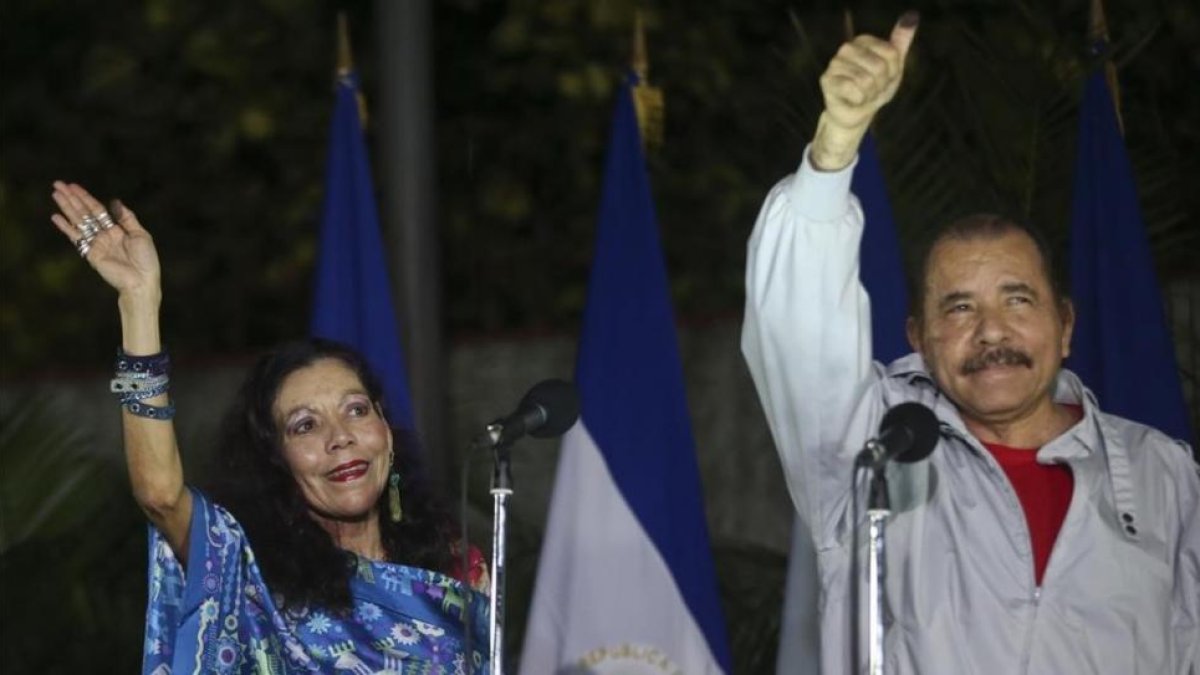 Rosario Murillo y Daniel Ortega tras votar el domingo en Managua.-AP / ESTEBAN FÉLIX