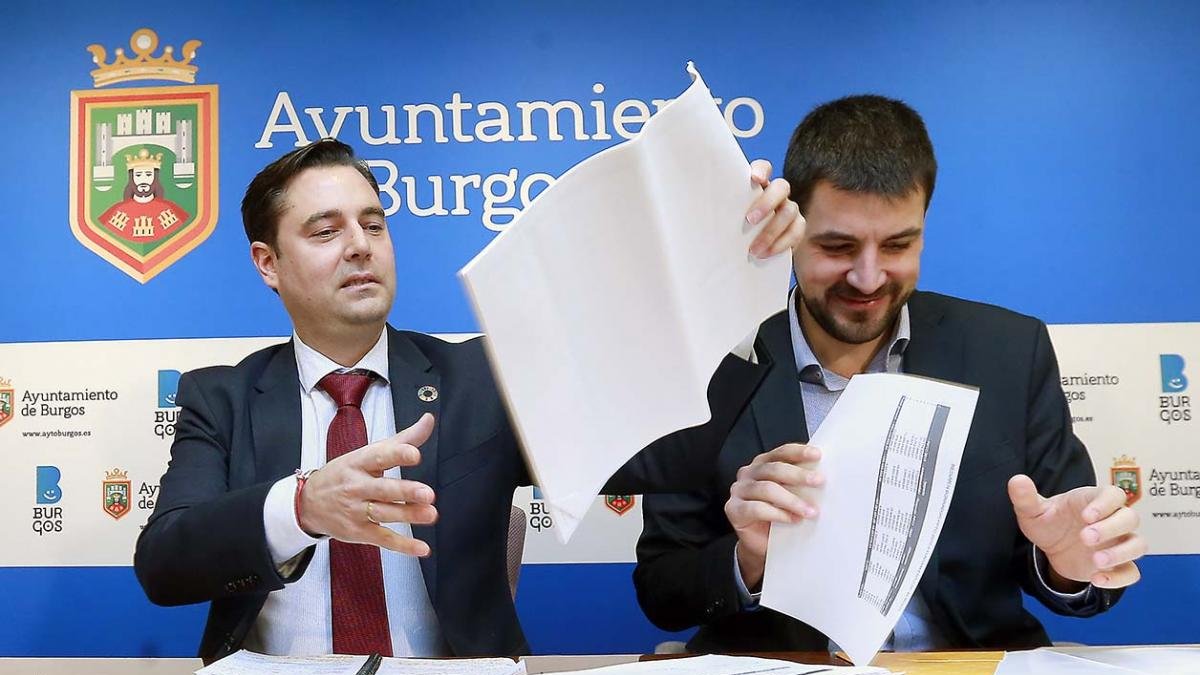 El alcalde de Burgos, Daniel de la Rosa, y el concejal de Hacienda, David Jurado, presentaron ayer el presupuesto.-RAÚL G. OCHOA