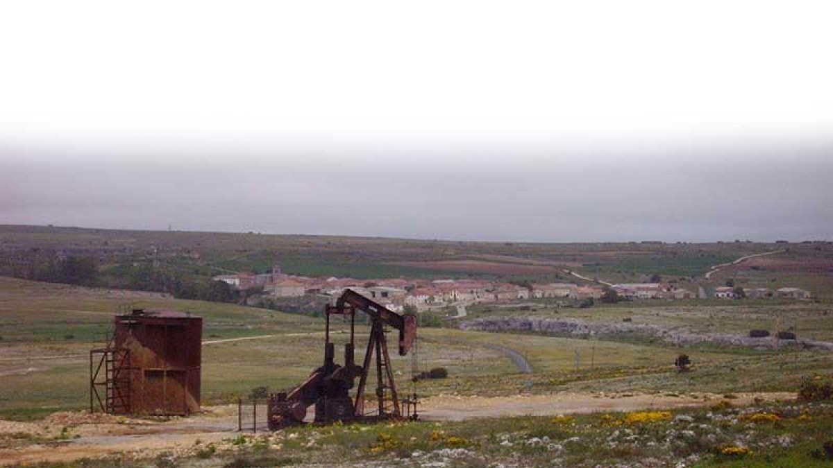 El silencio reina en los yacimientos petrolíferos de Ayoluengo desde el cese de la actividad.-ECB