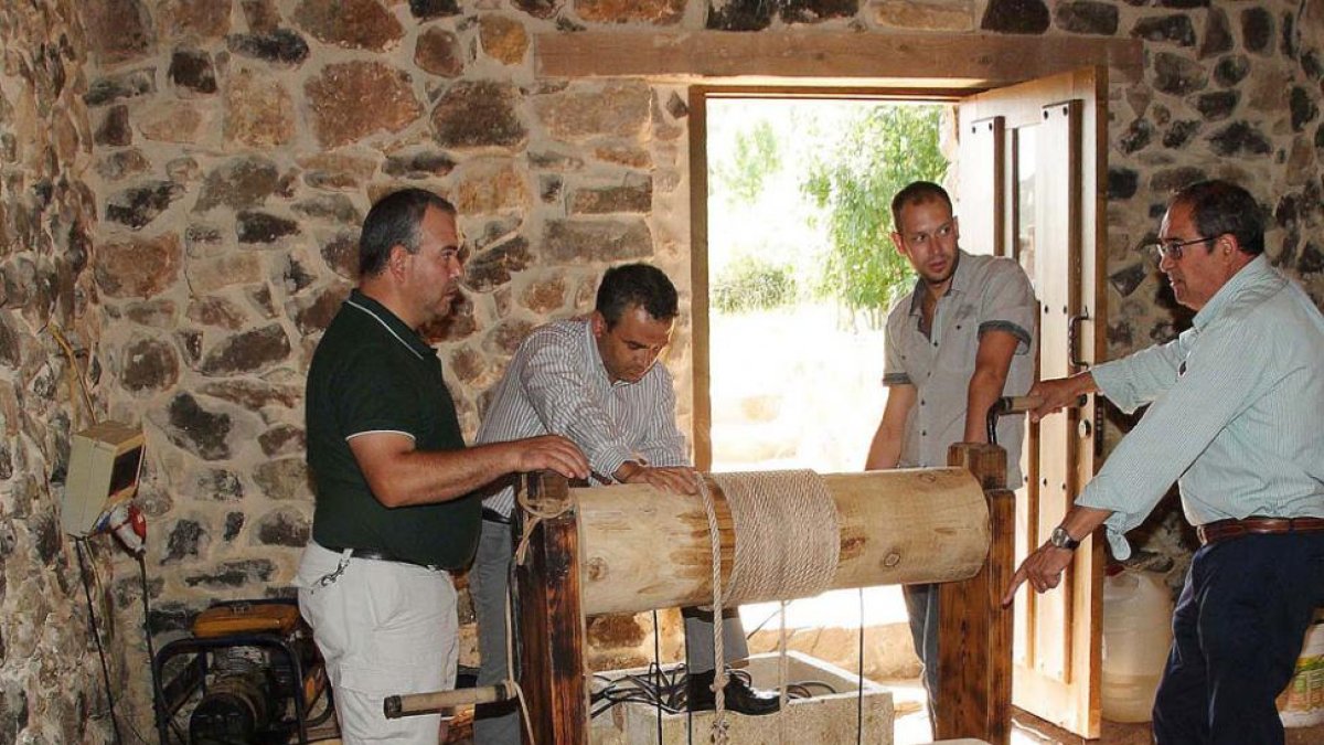 Baudilio Fernández-Mardomingo en el casetón de las salinas de Poza.-G.G.