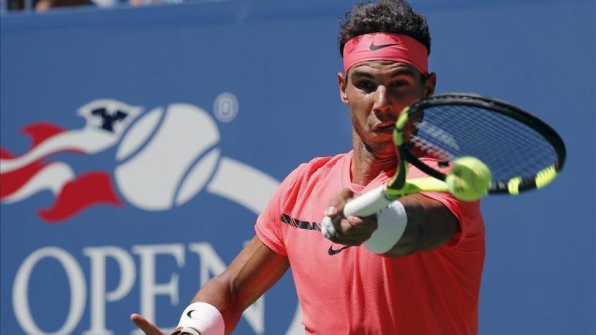 Nadal golpea una derecha, durante su partido contra Dolgopolov-AP / JULIE JACOBSON