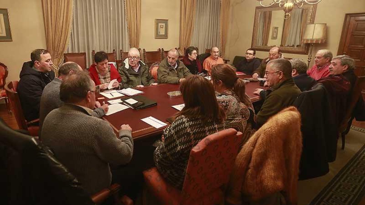 Momento de la reunión celebrada ayer para elegir el Báculo de Oro.-RAÚL G. OCHOA
