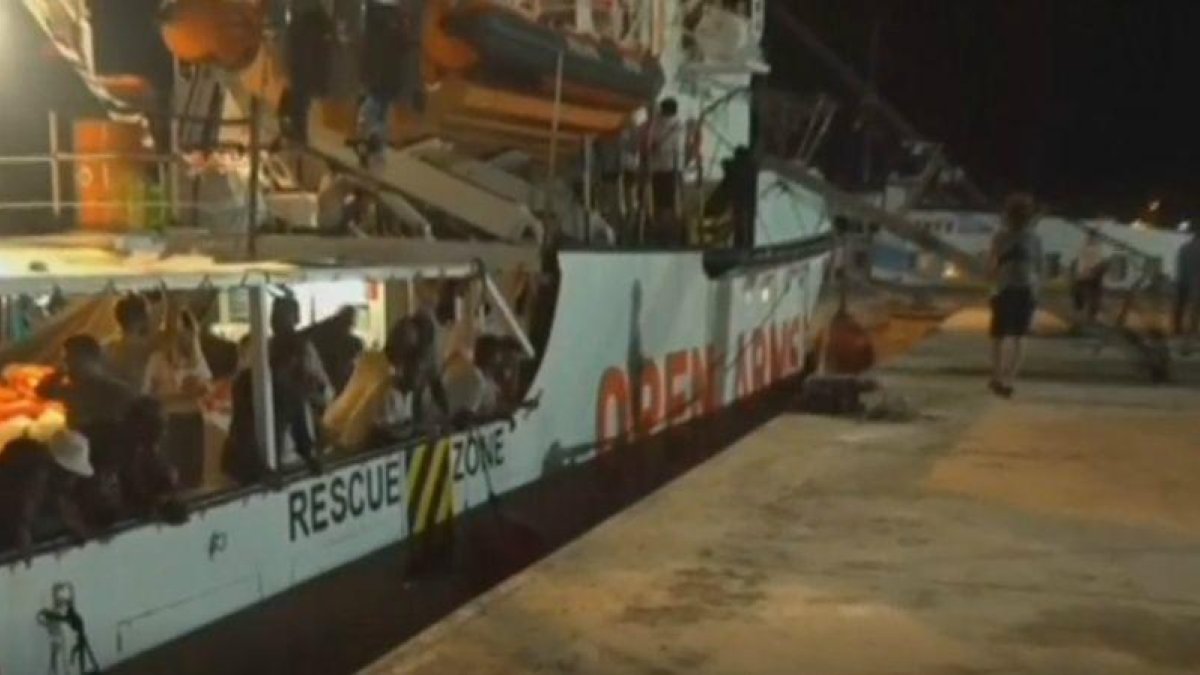 El barco ’Open Arms’ llega a Lampedusa con 83 migrantes a bordo poco antes de la medianoche de este miércoles.-VIDEOTAPE