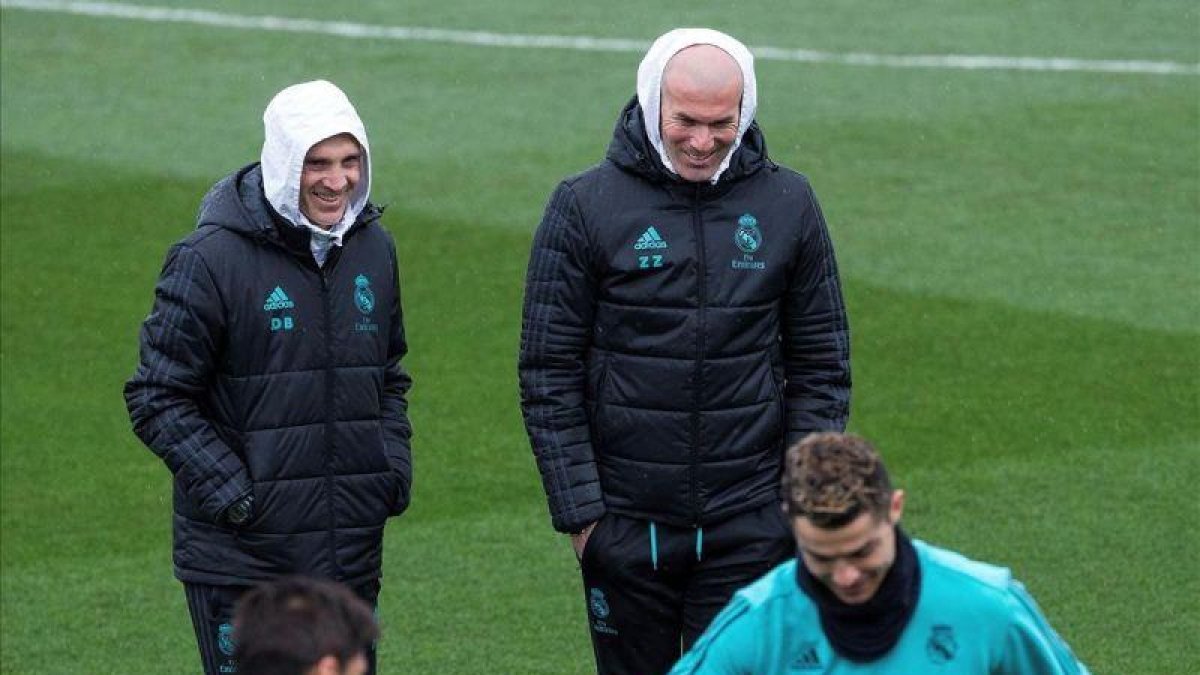 Zidane y Bettoni, su ayudante, observan a Ronaldo durante el entrenamiento de este sábado en Valdebebas.-RODRIGO JIMÉNEZ / EFE