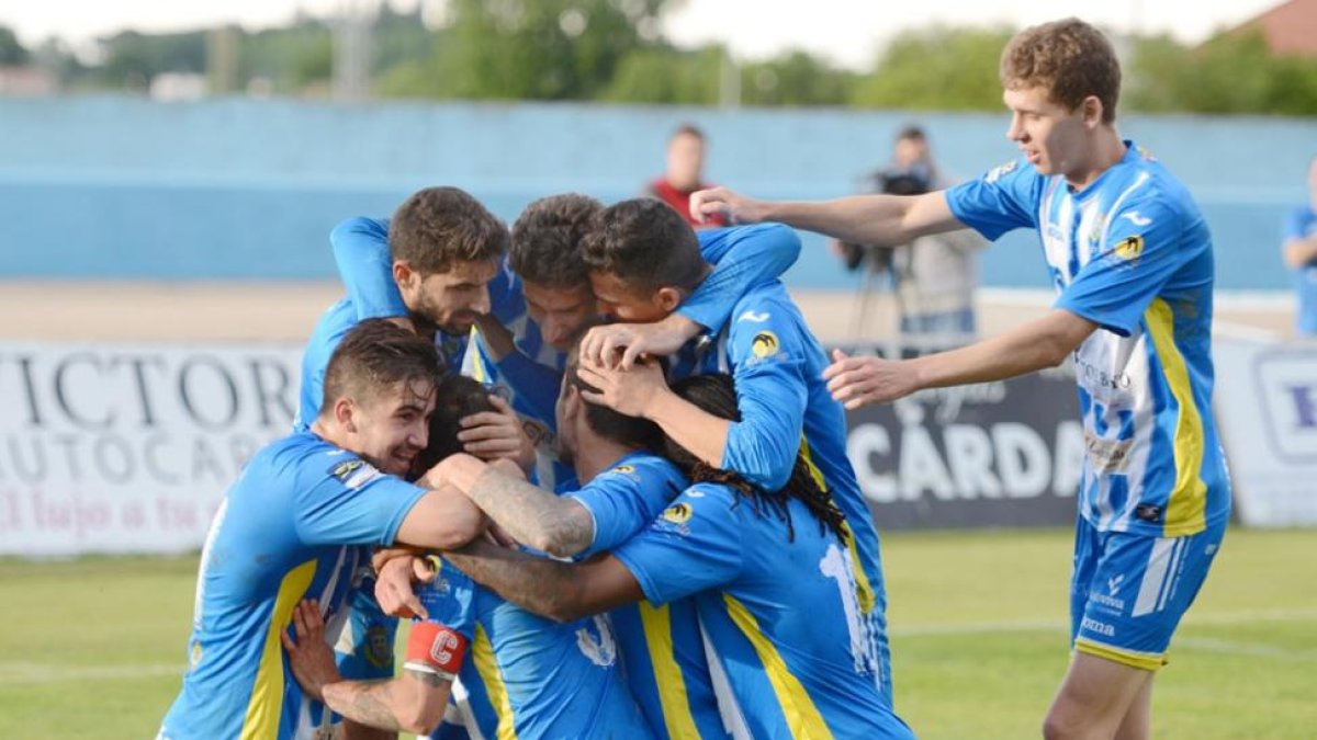 Los jugadores de la Arandina festejan el tanto de Zazu-Alberto Calvo