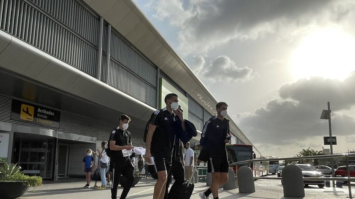 La expedición blanquinegra aterrizó ayer en el aeropuerto ibicenco. BURGOS CF