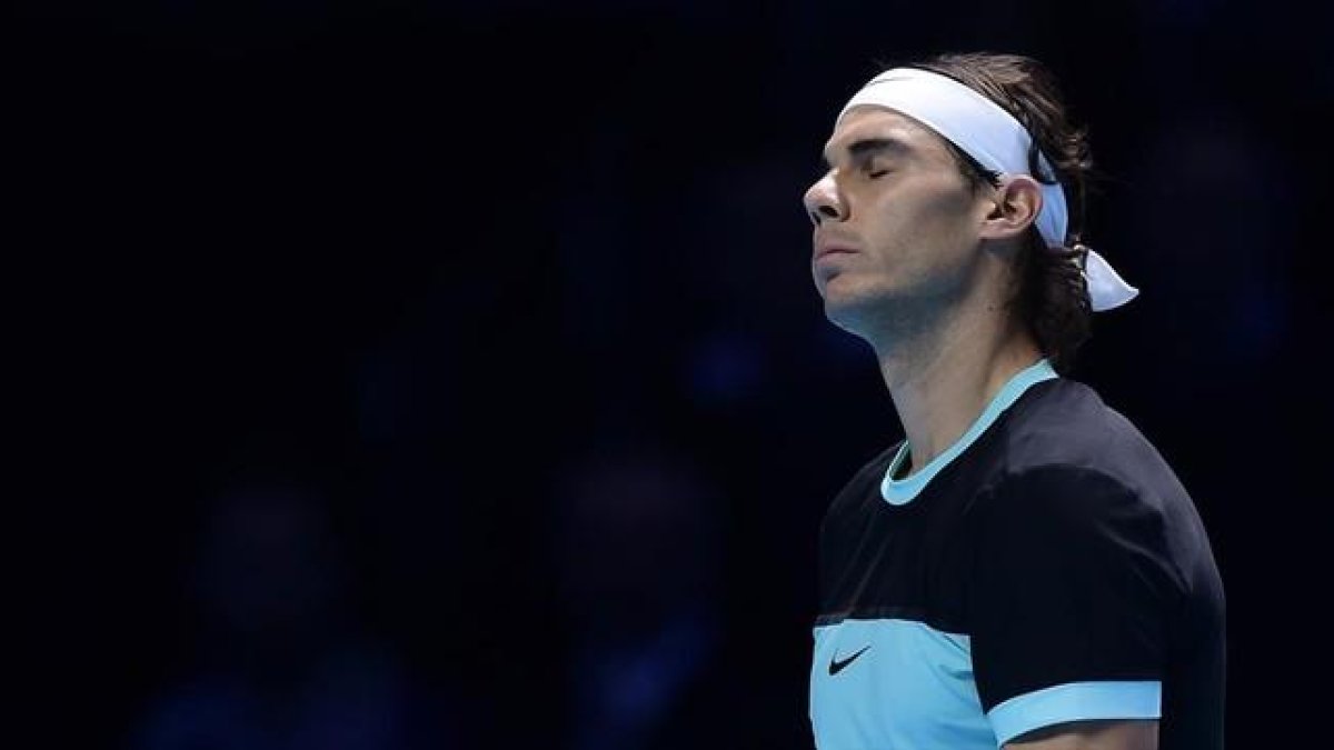 Nadal se lamenta de un punto perdido ante Djokovic, en Lodres.-AFP / LEON NEAL