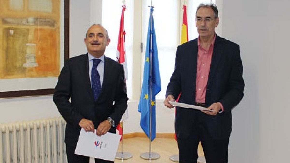 Eduardo Hernández Alonso, director Provincial Territorial de Ibercaja en Burgos y Miguel Ángel Benavente de Castro, presidente de la Confederación, han firmado hoy el acuerdo en la sede de FAE. ECB
