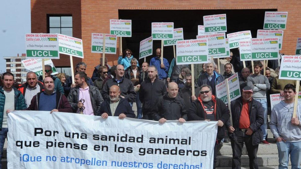 Los ganaderos acudieron a la protesta con pancartas y cencerros para denunciar su situación.-ISRAEL L. MURILLO