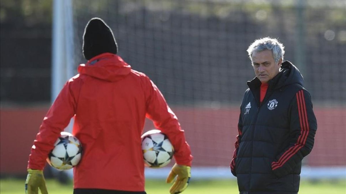 José Mourinho, durante el último entrenamiento del United antes de viajar a Sevilla.-OLI SCARFF / AFP