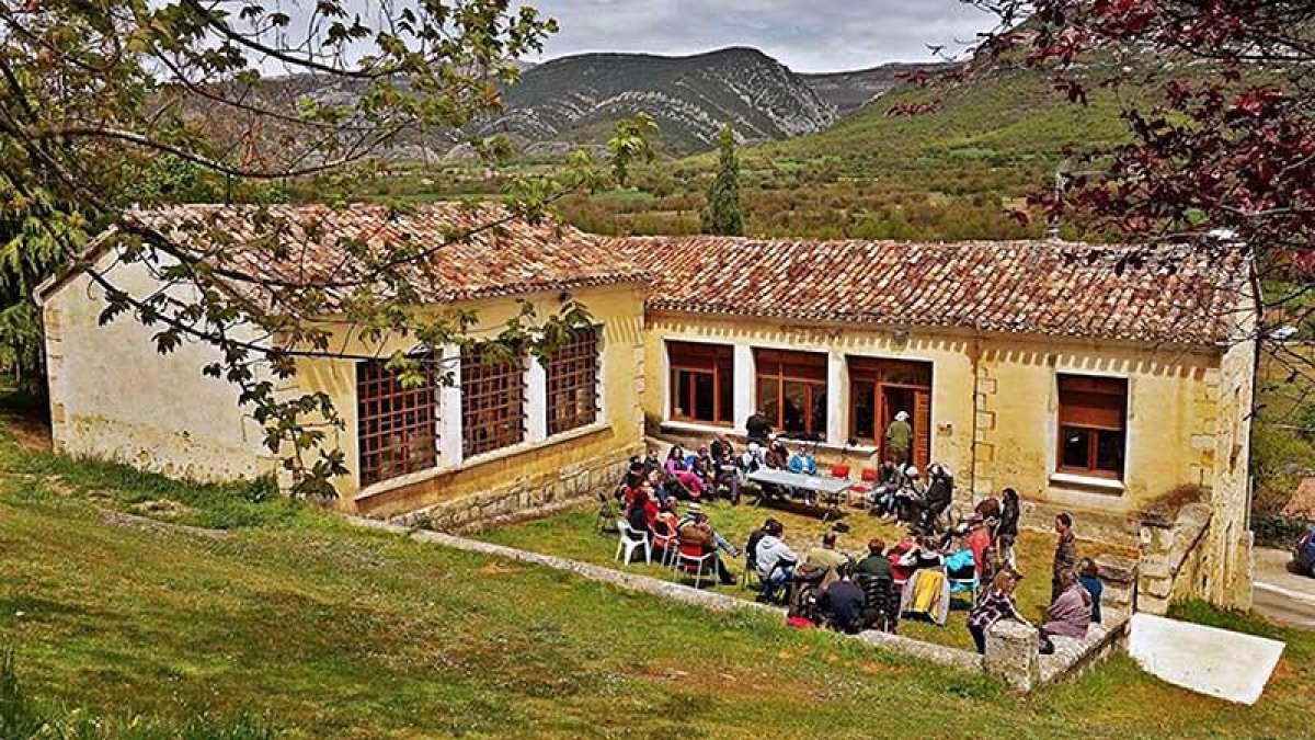 Un grupo de vecinos de los valles del norte reunidos este lunes en Condado de Valdivielso para diseñar un plan de acción común en defensa del medio rural.-J.G.