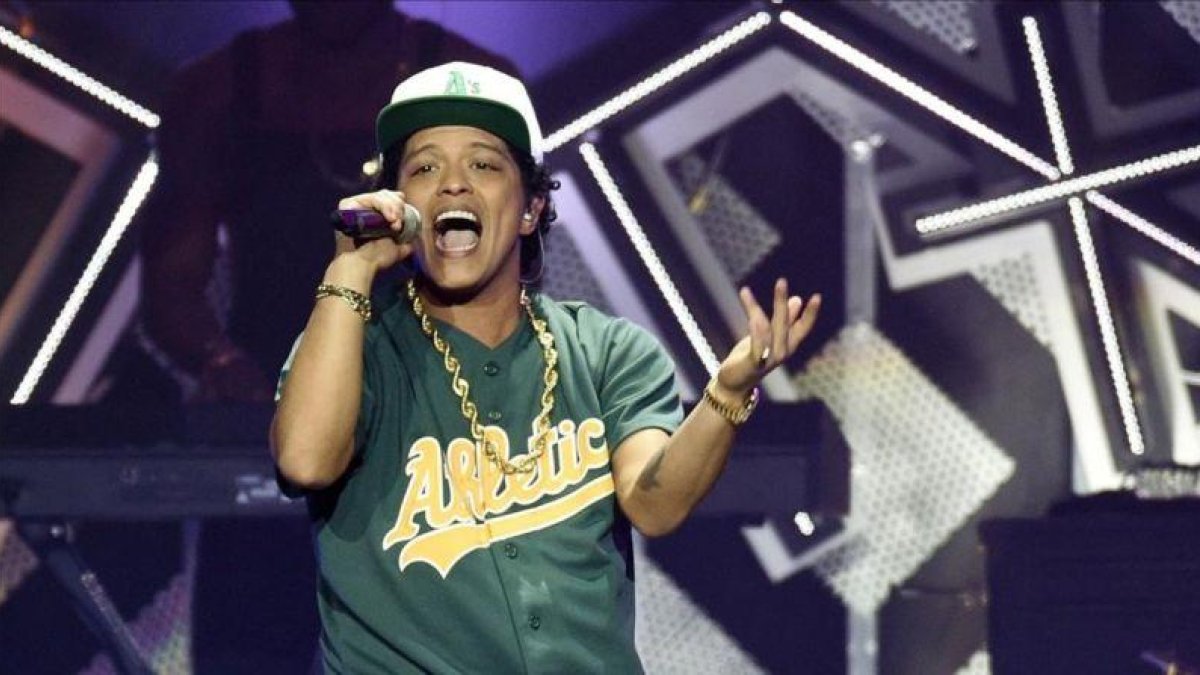 Bruno Mars durante un concierto.-AP