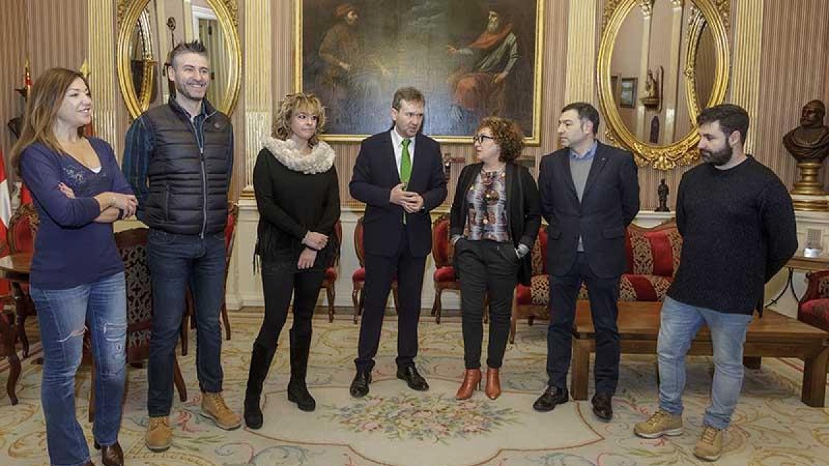 Imagen de la reunión de ayer del alcalde con representantes de laFEC.-SANTI OTERO