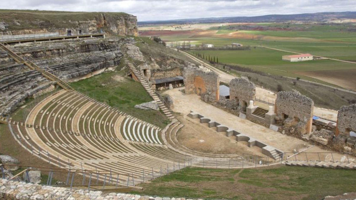 La espectacular imagen del teatro romano, escenario del Festival de Verano que comenzará el 29 de julio, da cuenta del esplendor perdido de esta ciudad.-Santi Otero