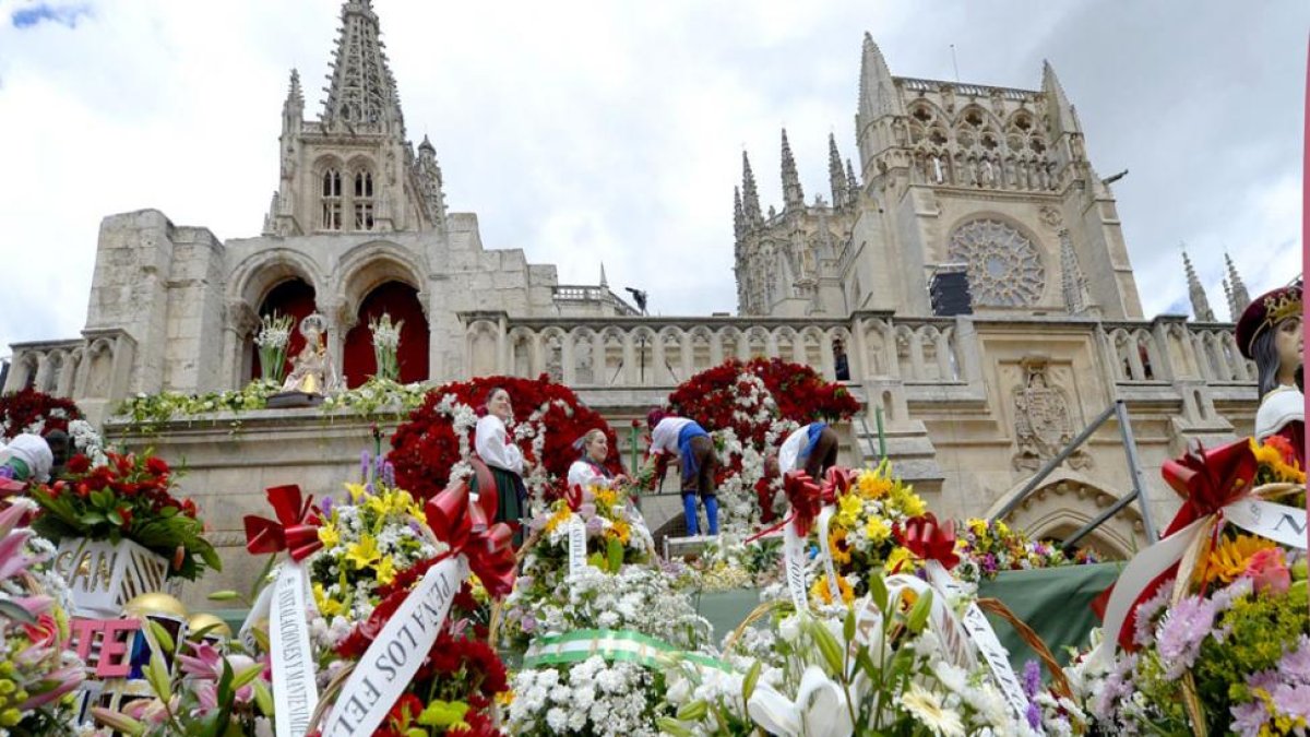 Ramos y centros florales se acumulan a los pies de Santa María.-SANTI OTERO