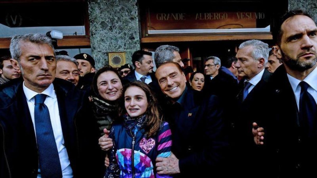 Berlusconi, a su llegada a un hotel de Nápoles, este sábado 3 de marzo.-EFE / CIRO FUSCO