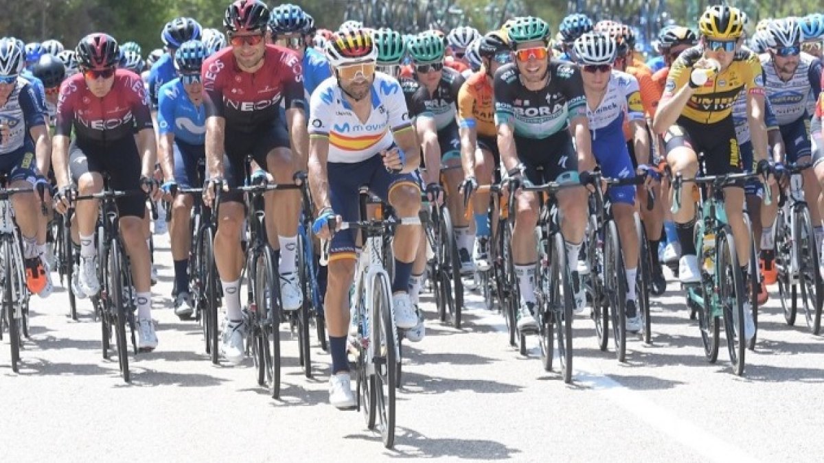 Alejandro Valverde encabeza el pelotón de la Vuelta a Burgos. RICARDO ORDÓÑEZ