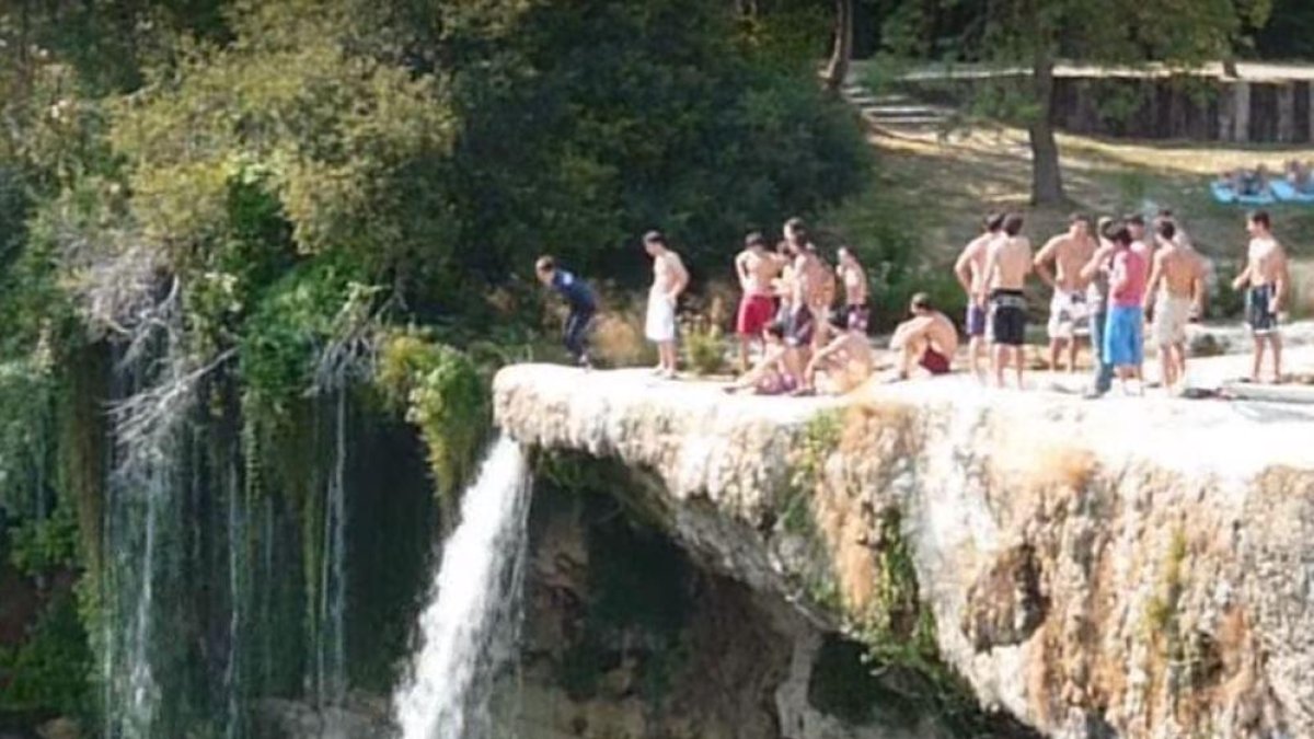 Un joven a punto de lanzarse al agua en la cascada en la que ocurrió la tragedia.-ECB