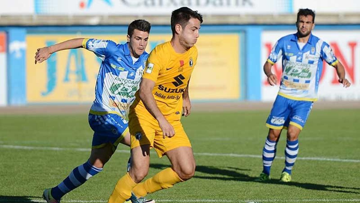 El Burgos cayó derrotado en su visita a la Arandina.-ALBERTO CALVO