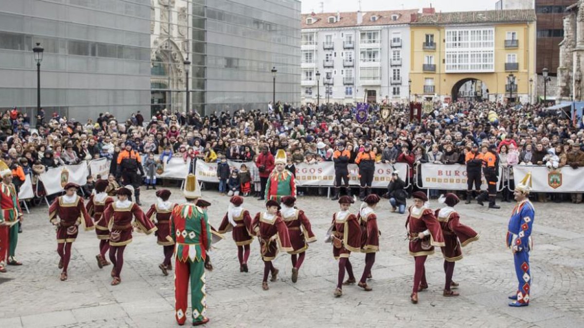 La aglomeración de personas en la plaza, en la imagen en el momento del baile de los danzantes, obligó a realizar el baile de Gigantillos en la Plaza de San Juan y no en la cubierta del monasterio como estaba previsto.-SANTI OTERO