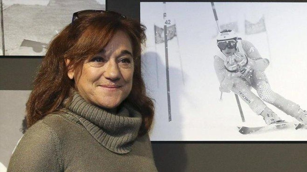 Blanca Fernández Ochoa contempla, en el 2014, una imagen suya de joven esquiando con el equipo olímpico español.-ARCHIVO EFE / BALLESTEROS
