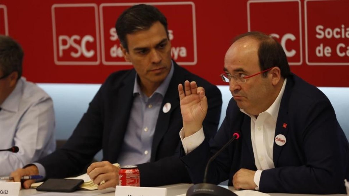 Pedro Sánchez y Miquel Iceta, este lunes en la ejecutiva del PSC.-ALBERT BERTRAN