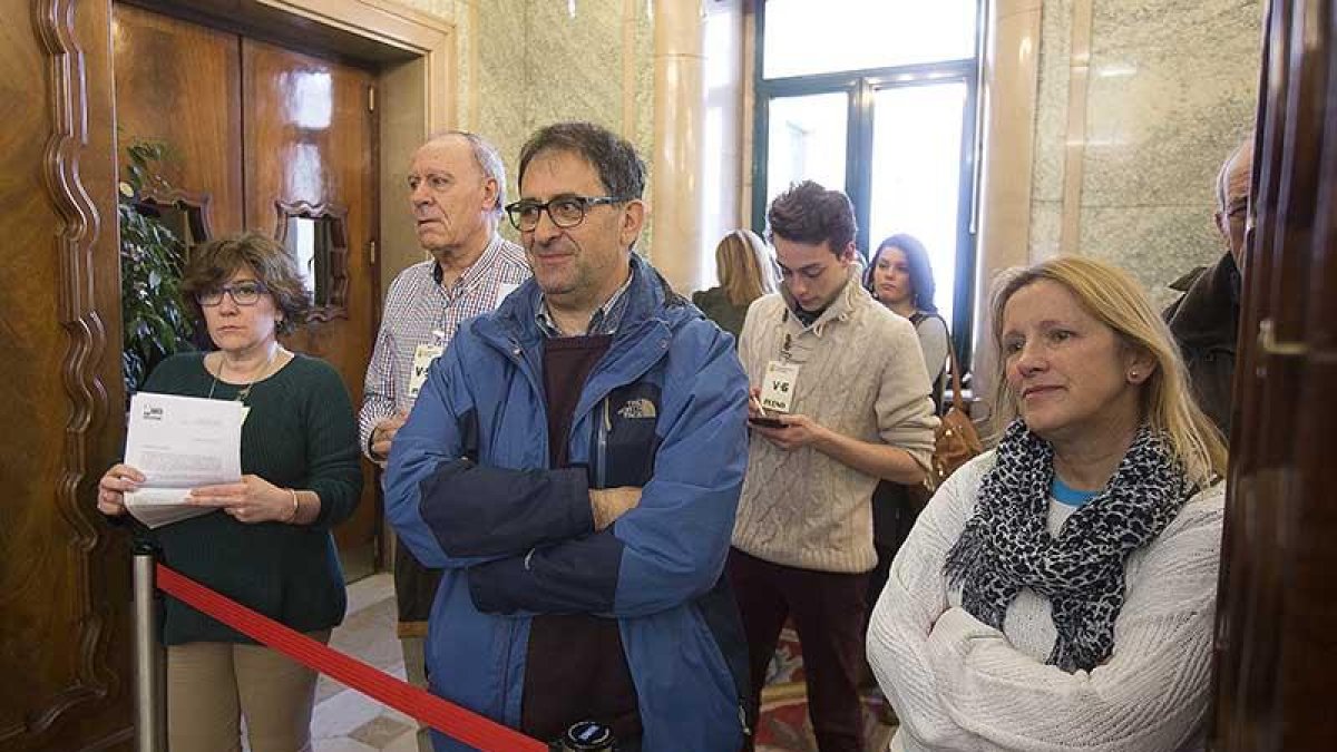 Un grupo de personas sigue un Pleno municipal desde la zona habilitada para el público.-RAÚL G. OCHOA