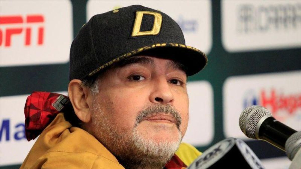 Maradona en conferencia de prensa.-EL PERIÓDICO