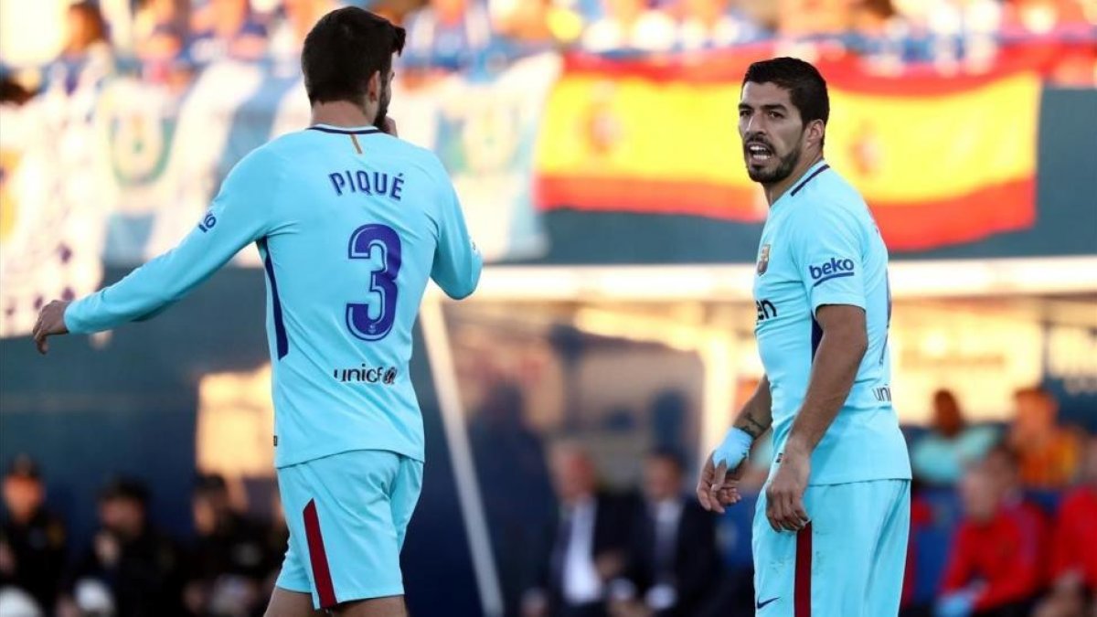 Piqué y Suárez en el duelo contra el Leganés en Butarque.-REUTERS / JUAN MEDINA