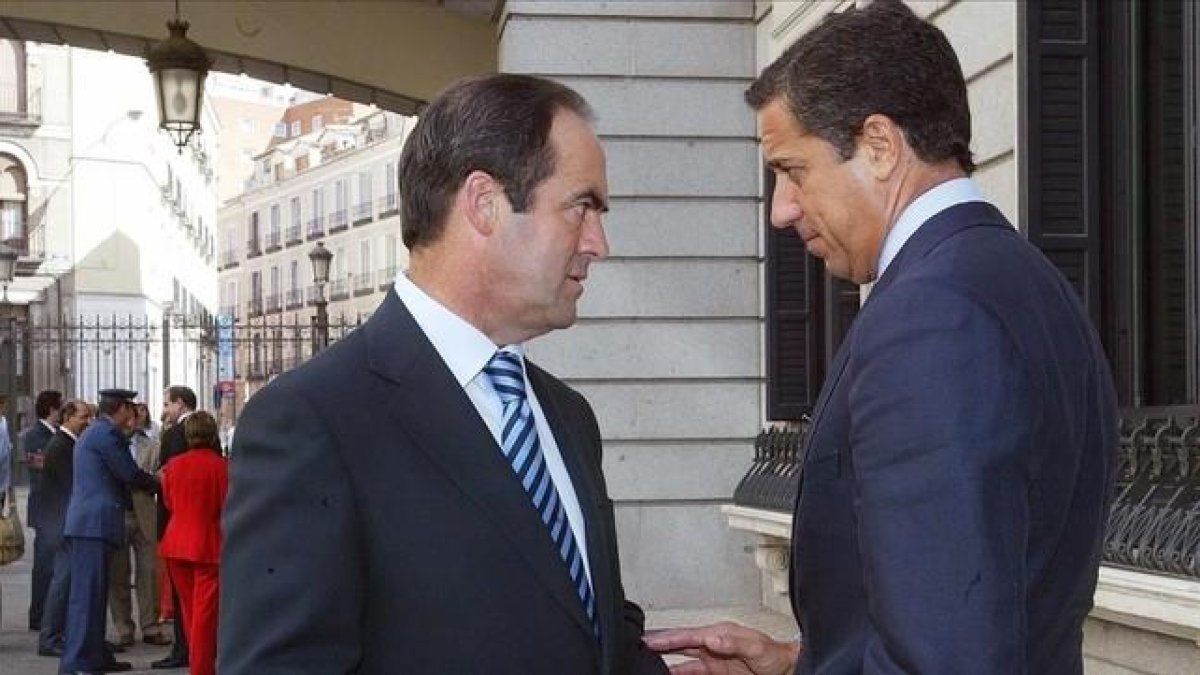 Los exministros José Bono (PSOE) y Eduardo Zaplana (PP), en el Congreso de los Diputados-JUAN MANUEL PRATS