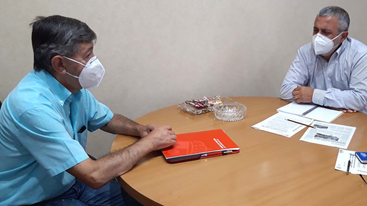 Un momento del encuentro de ayer en la capital entre el alcalde de Medina (izq) y el subdelegado (dch.). ECB