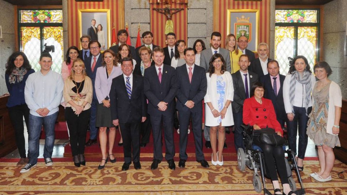 Los 27 corporativos posaron para la foto de familia de este nuevo mandato, el décimo desde la restitución de la democracia.-ISRAEL L. MURILLO
