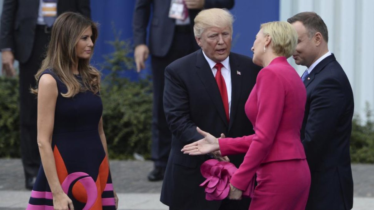 Agata Kornhauser-Duda ignora la mano tendida de Trump y se dirige a saludar a Melania.-AP / ALIK KEPLICZ