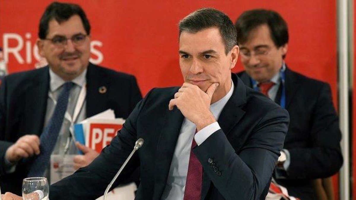 El presidente del Gobierno en funciones, Pedro Sánchez, sonríe a su llegada a la reunión del Partido Socialista Europeo en Bruselas (Bélgica), este jueves.-EFE / HORST WAGNER