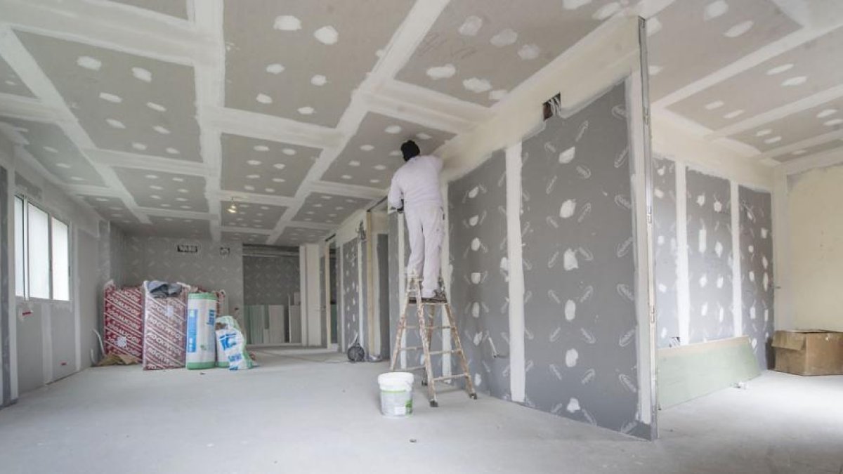 Las obras del nuevo centro multiservicios que unificará los servicios de Párkinson Burgos avanzan con rapidez. En dos meses este espacio estará listo.-ISRAEL L. MURILLO