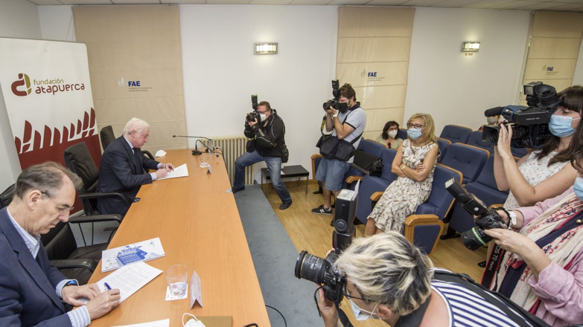 Miguel Ángel Benavente (FAE) y Antonio Méndez Pozo (Fundación Atapuerca) en la firma del convenio. ISRAEL L. MURILLO