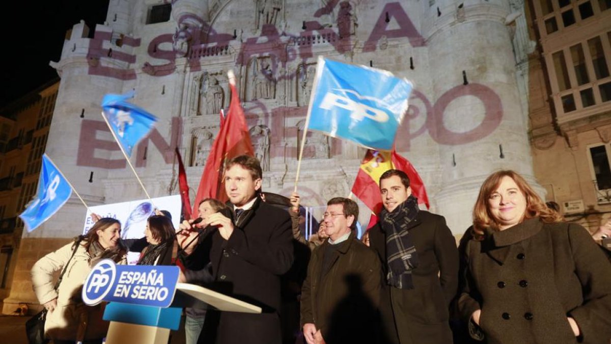 El PP inició la campaña en el Arco de Santa María.-RAÚL G. OCHOA