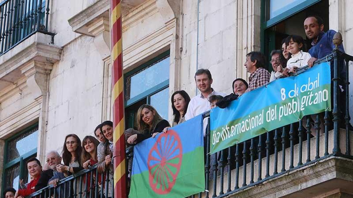 Lacalle, con los representantes políticos y de distintas entidades en la celebración del Día del Pueblo Gitano.-ICAL