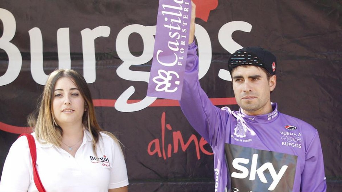Mikel Landa con el maillot morado en el podio de honor.-SANTI OTERO