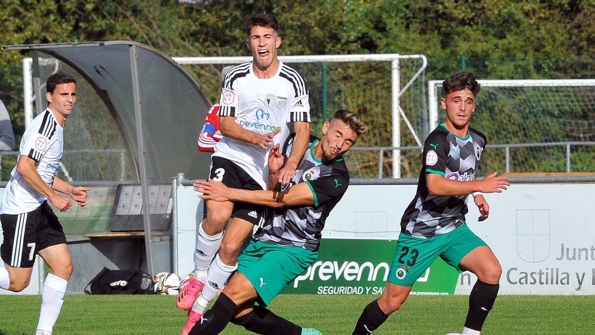 Serrano salva la entrada de un contrario. TOMÁS ALONSO.